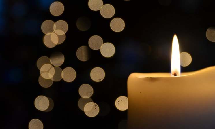 Kerze mit Lichtpunkten. Foto: Anne Garti/Pixelio.de