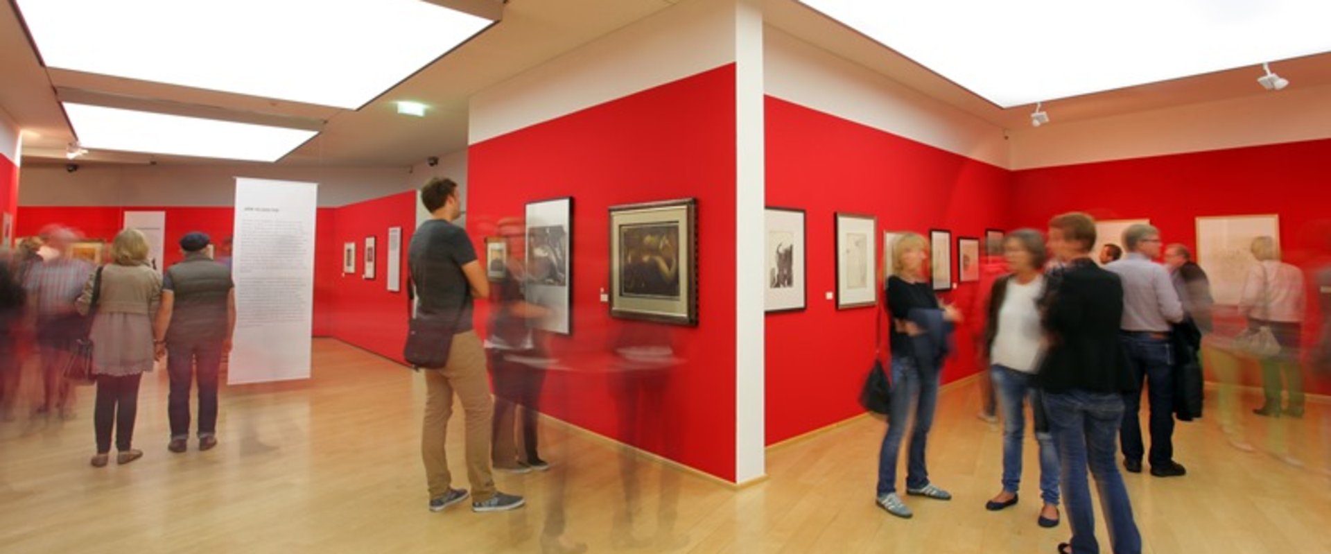 Besucher in einer Sonderausstellung. Foto: Markus Hibbeler