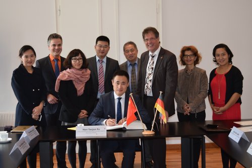 Klaus Wegling (3. von rechts) hat die chinesische Delegation um Yoajun Xu (sitzend) im Rathaus empfangen. Foto: Stadt Oldenburg Klaus Wegling (3. von rechts) hat die chinesische Delegation um Yoajun Xu (sitzend) im Rathaus empfangen. Foto: Stadt Oldenburg