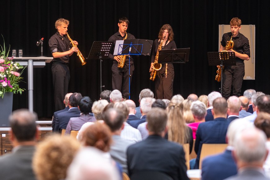 Musikerinnen und Musiker auf der Bühne. Foto: Sascha Stüber