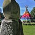 Vorschau: Das „Tipi“ am PFL mit benachbartem Kunstobjekt. Foto: Werner Ufferhardt. 