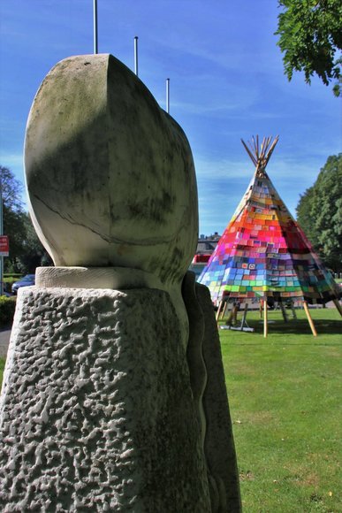 Das „Tipi“ am PFL mit benachbartem Kunstobjekt. Foto: Werner Ufferhardt. 