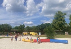 Kinder spielen bei der Eröffnung auf der Sandfläche. Foto: Stadt Oldenburg