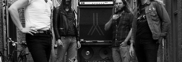 Die Band Splinter steht auf einer Straße vor einem Verstärker. Bild: Splinter