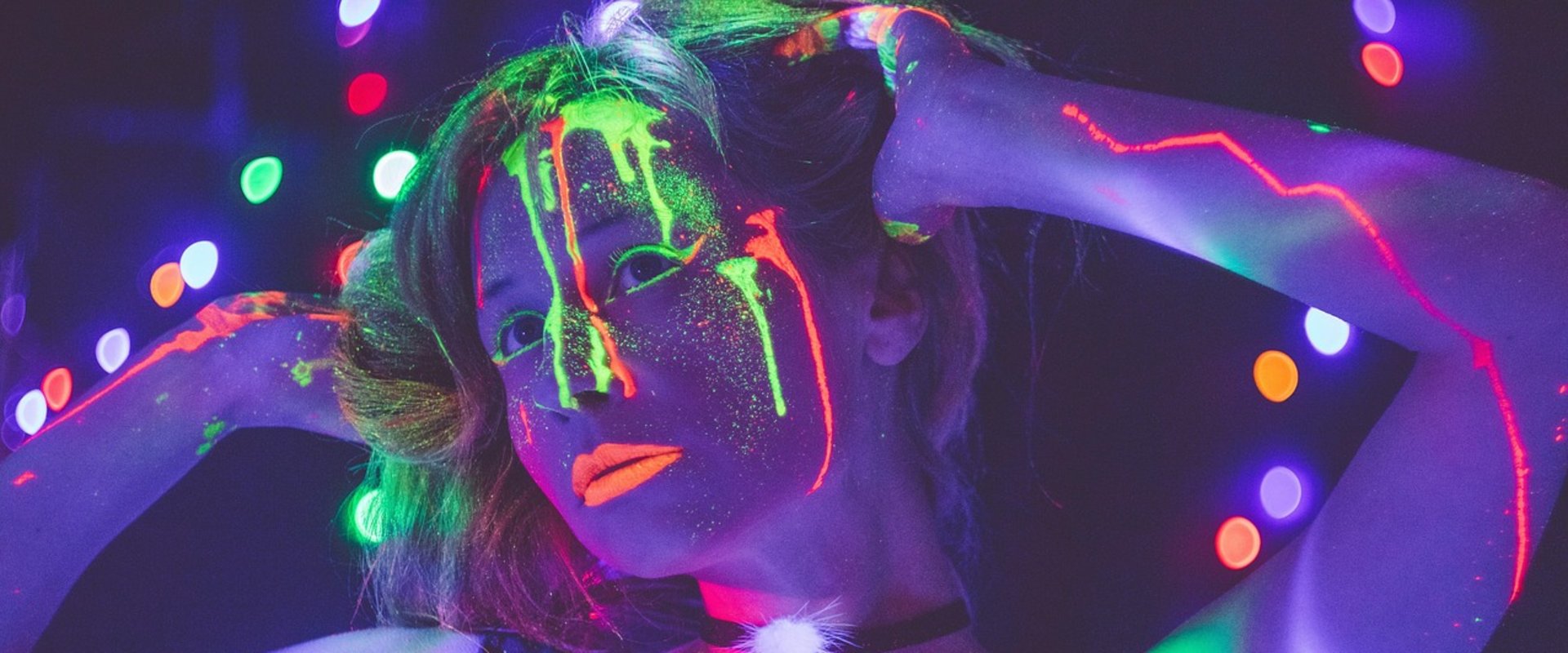 Eine Frau im Tanzclub mit Neonfarben. Foto: Victoria/Pixabay