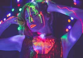 Eine Frau im Tanzclub mit Neon Farben. Foto: Victoria/Pixabayeauftragt, gemeinsam mit Akteurinnen und Akteuren aus der Kultur und des Nachtlebens Bedarfe und Kernprobleme erfassen und ein Konzept für sogenannte „Night-Governance-Strukturen“ zu entwickeln.