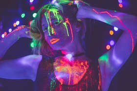 Eine Frau im Tanzclub mit Neonfarben. Foto: Victoria/Pixabay