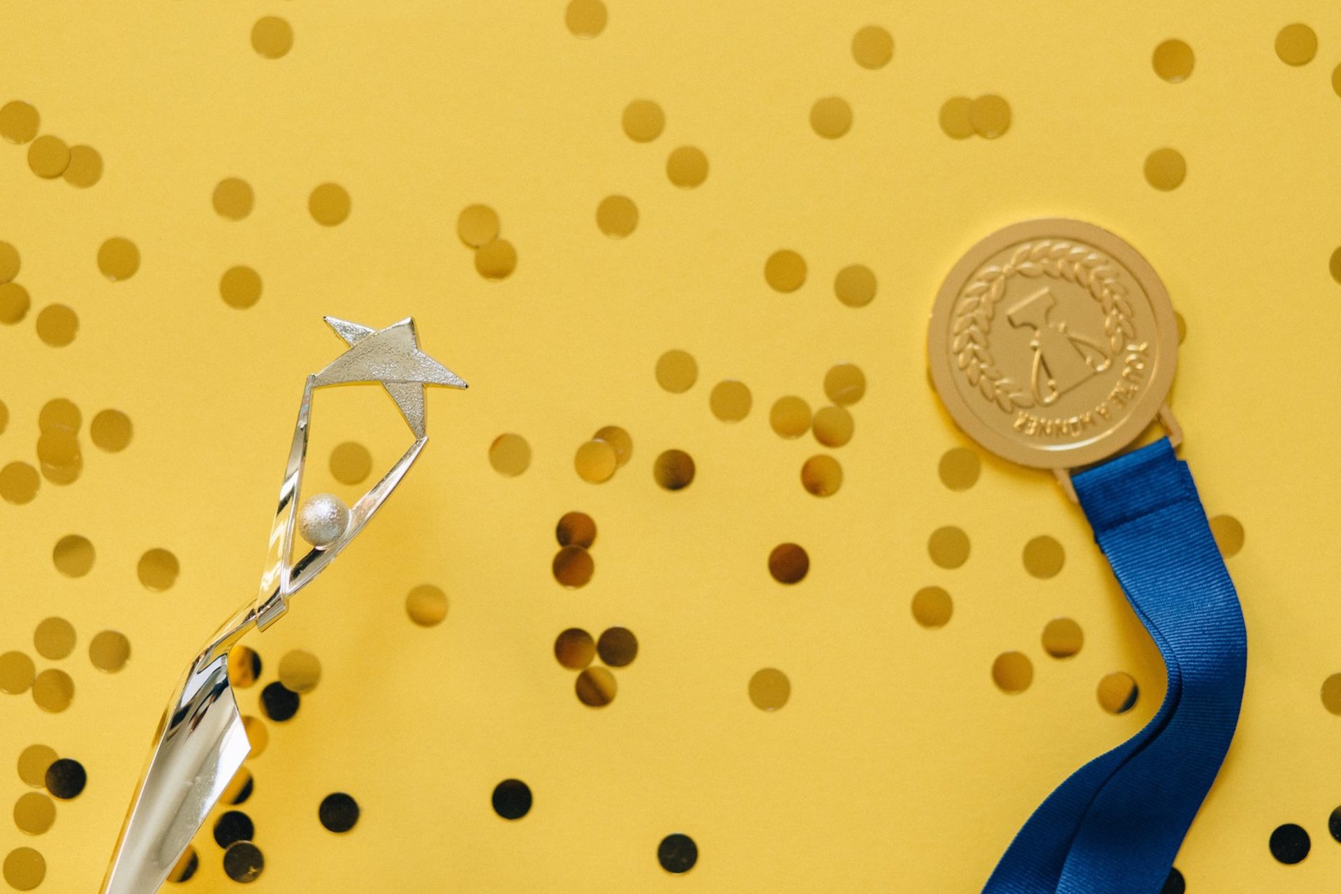 Pokal und Medaille mit Konfetti. Foto: Nataliya Vaitkevich/Pexels