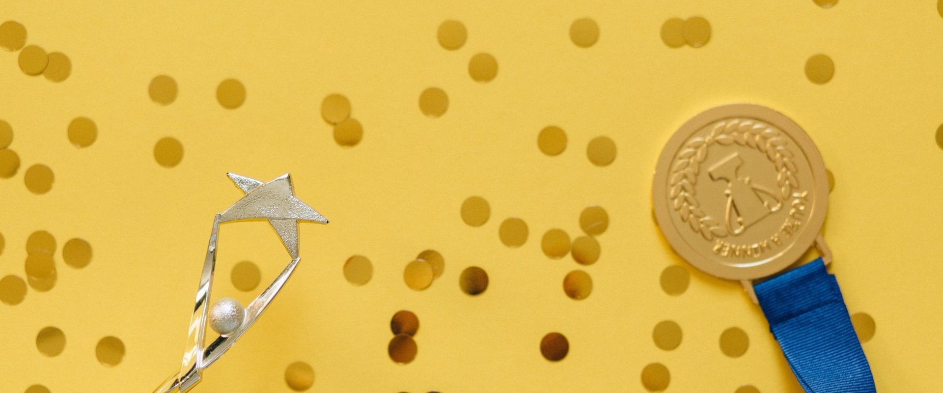 Pokal und Medaille mit Konfetti. Foto: Nataliya Vaitkevich/Pexels