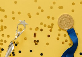 Pokal und Medaille mit Konfetti. Foto: Nataliya Vaitkevich/Pexels.com