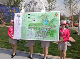 Vier Frauen halten einen Plan des Geländes der Gartenbauausstellung in Qingdao. Foto: Stadt Oldenburg