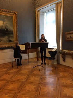 Lisa Barken und Fabienne Kämper im Schloss. Foto: Stadt Oldenburg
