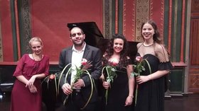 Drei Musikerinnen und ein Musiker, drei Personen halten eine Rose in den Händen. Foto: Svetlana Kosyatova