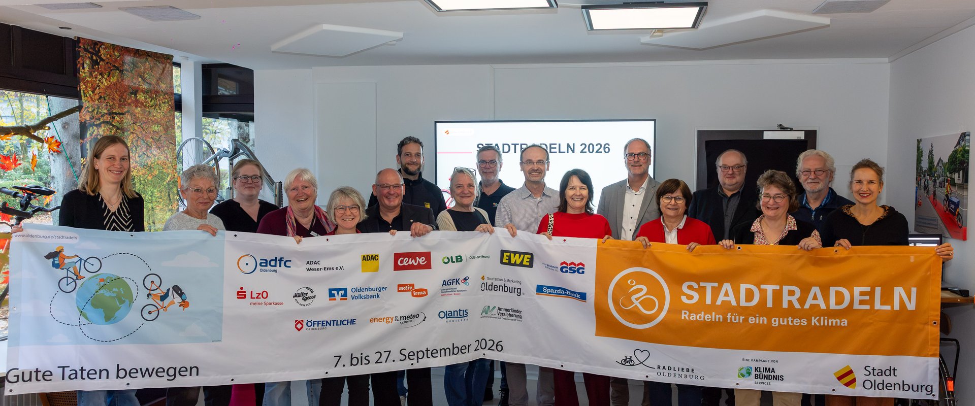 Vertreterinnen und Vertreter von Politik, Verwaltung und gemeinnützigen Organisationen sowie Unterstützerinnen und Unterstützer des Wettbewerbs STADTRADELN 2026. Foto: Sascha Stüber 