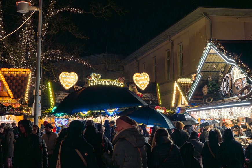 Blick über den Schloßplatz im Regen beim Lamberti-Markt 2023. Foto: Sascha Stüber