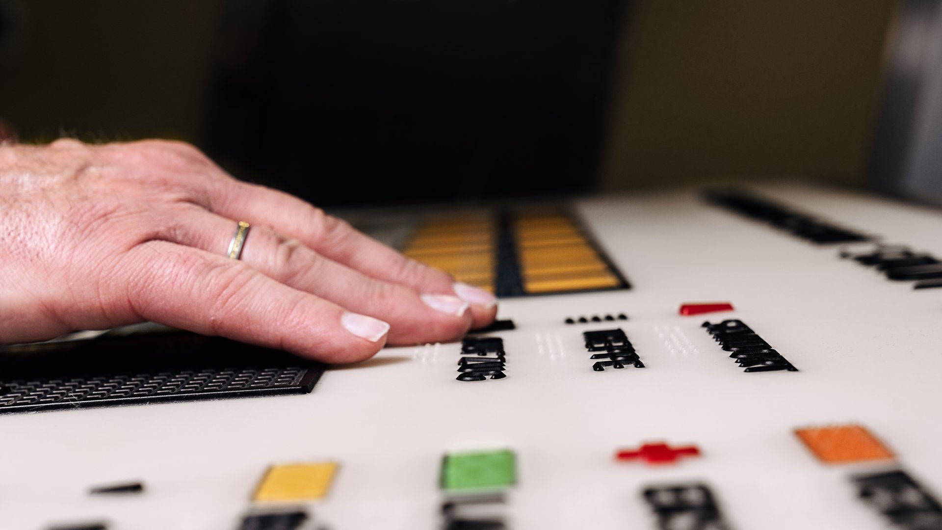 Hand über einem Schild mit Brailleschrift. Foto: Izabela Mittwollen 