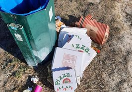 Müll vor Abfallbehälter am Kleinen Bornhorster See. Foto: Stadt Oldenburg