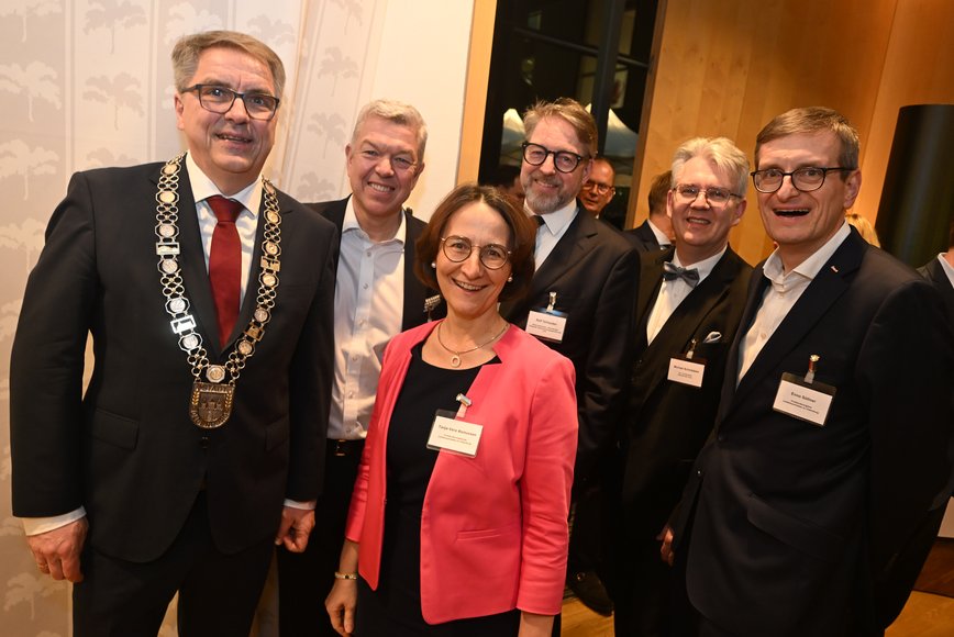 Oberbürgermeister Jürgen Krogmann mit Gästen. Foto: Torsten von Reeken