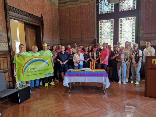 Bürgermeisterin Christine Wolff (vorne mittig) empfing ehrenamtliche Organisatorinnen und Organisatoren des CSD Oldenburg 2023 im Alten Rathaus. Foto: Stadt Oldenburg Foto: Stadt Oldenburg