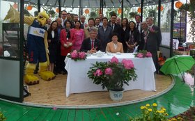 Eröffnung der Qingdao Horticultural Exposition im April 2014: Gruppenbild, unter anderem mit dem Maskottchen der EWE Baskets, ein gelber Vogel. Foto: Stadt Oldenburg