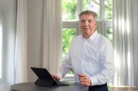 Oberbürgermeister Jürgen Krogmann an einem Tablet. Foto: Assanimoghaddam/Mittwollen