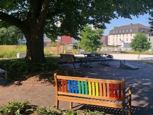 Bitte Platz nehmen: Die neuen Regenbogenbänke im Heiligengeistpark sind nicht nur farbenfroh, sondern auch gemütlich. Foto: Stadt Oldenburg Bitte Platz nehmen: Die neuen Regenbogenbänke im Heiligengeistpark sind nicht nur farbenfroh, sondern auch gemütlich. Foto: Stadt Oldenburg