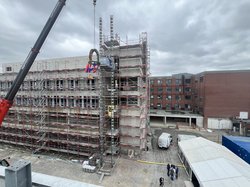 Die Richtfestkrone am Neubau des Klinikums. Foto: Stadt Oldenburg 