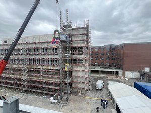 Die Richtfestkrone am Neubau des Klinikums. Foto: Stadt Oldenburg 