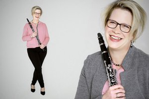 Bianca Schwäbe. Foto: Facelounge Frau mit Brille hält eine Klarinette