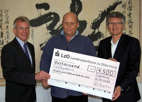 Freuen sich über 4.500 Euro für ein Kinderheim (von links): Roland Hentschel, Stuart Ralph (Leiter des ELCYCC) und Oberbürgermeister Gerd Schwandner. Foto: Stadt Oldenburg
