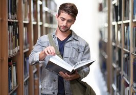 Student mit einem Buch in der Hand. Foto: geralt/Pixabay