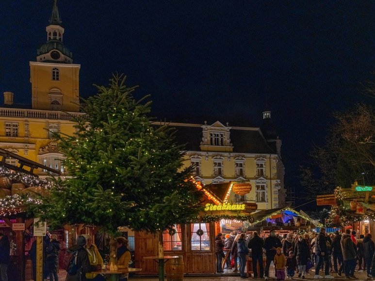 Blick in Richtung Schloss auf dem Lamberti-Markt 2021. Foto: Sascha Stüber
