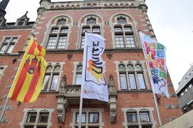 UN!TE-Flaggen vorm Oldenburger Rathaus. Foto: Stadt Oldenburg
