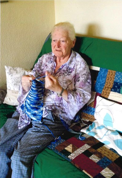 Eine Bewohnerin des HANSA Seniorenwohnstifts Ofenerdiek strickt mit am „Tipi“. Foto: privat.
