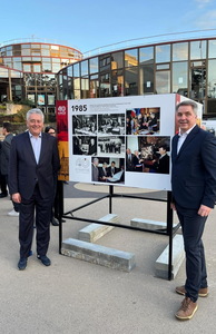 Oberbürgermeister Jürgen Krogmann und Bürgermeister Gilles Bourdouleix neben einer Ausstellungstafel auf dem Rathausvorplatz – mit Fotos aus 40 Jahren gelebter Städtepartnerschaft. Foto: Stadt Oldenburg