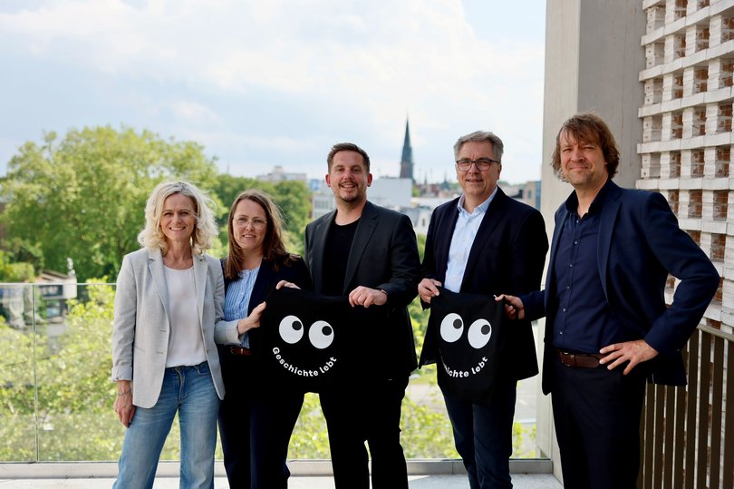 Auf der Dachterrasse des neuen Stadtmuseums (von links): Maja Marstaller (Gruppe GME), Vanessa Schreiber (Projektleitung, Eigenbetrieb Gebäudewirtschaft und Hochbau), Dennes Janßen (jes Architekten), Oberbürgermeister Jürgen Krogmann und Dr. Steffen Wiegmann (Leiter des Stadtmuseums). Foto: Sascha Stüber