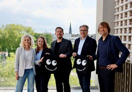 Auf der Dachterrasse des neuen Stadtmuseums (von links): Maja Marstaller (Gruppe GME), Vanessa Schreiber (Projektleitung, Eigenbetrieb Gebäudewirtschaft und Hochbau), Dennes Janßen (jes Architekten), Oberbürgermeister Jürgen Krogmann und Dr. Steffen Wiegmann (Leiter des Stadtmuseums). Foto: Sascha Stüber