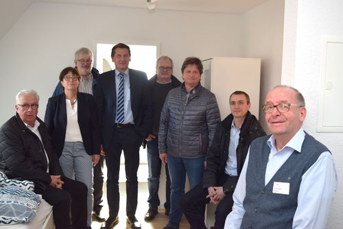 Stellten die neuen Räume im Betreuten Jugendwohnen vor (von links): Horst Kache (GSG), Dagmar Sachse (Stadt Oldenburg), Andreas Handke (GSG), Dr. Frank Lammerding (Stadt Oldenburg), Wolf Ottjes (GSG), Detlef Wernecke (GSG), Root Anatolij (GSG) und Hans Kozlowski (Stadt Oldenburg). Foto: Stadt Oldenburg.