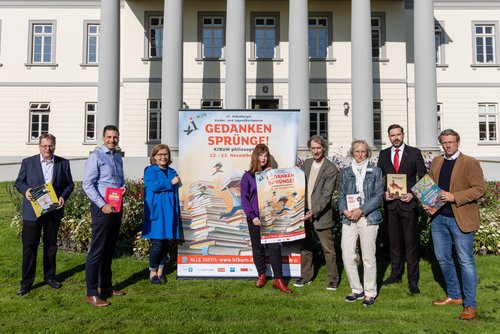 Die KIBUM-Organisatoren sowie die Sponsoren stellten das diesjährige Programm vor: Volker Diebels (EWE Stiftung), Martin Heuermann (OLB-Stiftung), Christiane Cordes (Leitung Amt für Kultur, Museen und Sport, Stadt Oldenburg), Regina Peters (Programmverantwortliche KIBUM, Stadt Oldenburg), Christian Kühn (Bibliotheks- und Informationssystem, Universität Oldenburg), Heike Janssen (Leiterin Stadtbibliothek Oldenburg), Robert Kriesten (Unternehmenskommunikation CEWE), Prof. Dr. Thomas Boyken (Direktor der Forschungsstelle für Kinder- und Jugendliteratur, Universität Oldenburg). Foto: KIBUM/Martin Remmers