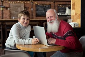 Großvater mit Enkel am Laptop. Foto: sutulastock/Fotolia