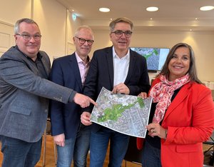 Stellten das geplante Schutzgebiet für den Heidbrook in einer Pressekonferenz gemeinsam vor (von links): Axel Müller (Fachdienstleitung und Projektleitung Fliegerhorst), Robert Sprenger (Leiter des Amtes für Umweltschutz und Bauordnung), Oberbürgermeister Jürgen Krogmann und Stadtbaurätin Christine-Petra Schacht. Foto: Stadt Oldenburg
