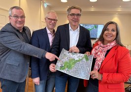 Stellten das geplante Schutzgebiet für den Heidbrook in einer Pressekonferenz gemeinsam vor (von links): Axel Müller (Fachdienstleitung und Projektleitung Fliegerhorst), Robert Sprenger (Leiter des Amtes für Umweltschutz und Bauordnung), Oberbürgermeister Jürgen Krogmann und Stadtbaurätin Christine-Petra Schacht. Foto: Stadt Oldenburg