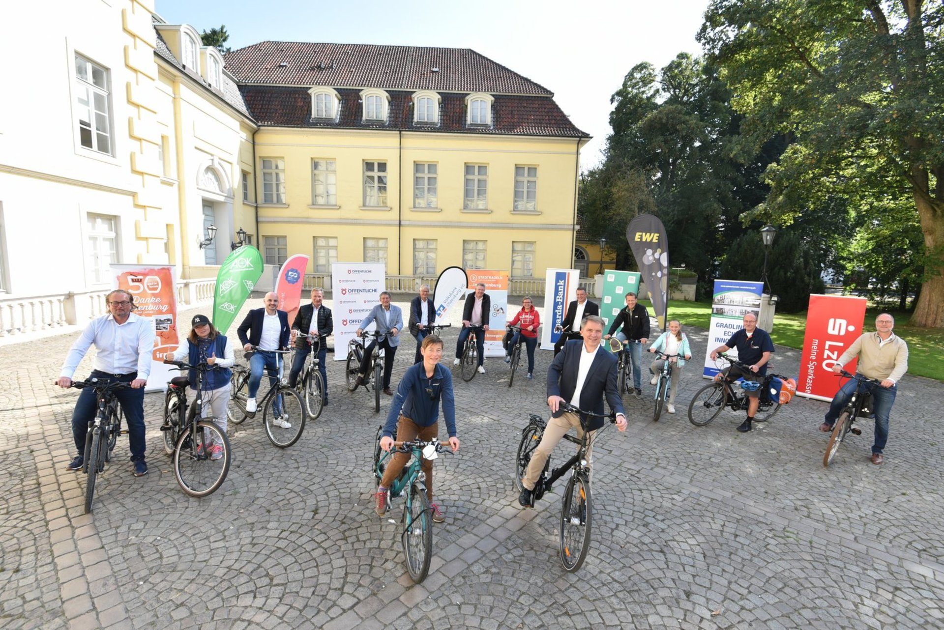 Oberbürgermeister Jürgen Krogmann und STADTRADELN-Star Frauke Sterwerf sind zusammen mit Vertreterinnen und Vertretern der Etappen-Unterstützer, Kooperations- und Medienpartnern von STADTRADELN 2021 bereit für den Start des Aktionszeitraumes. Foto: NWZ-Foto/Frick