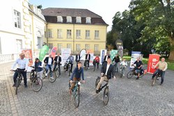 Oberbürgermeister Jürgen Krogmann und STADTRADELN-Star Frauke Sterwerf sind zusammen mit Vertreterinnen und Vertretern der Etappen-Unterstützer, Kooperations- und Medienpartnern von STADTRADELN 2021 bereit für den Start. Foto: NWZ-Foto/Frick Oberbürgermeister Jürgen Krogmann und STADTRADELN-Star Frauke Sterwerf sind zusammen mit Vertreterinnen und Vertretern der Etappen-Unterstützer, Kooperations- und Medienpartnern von STADTRADELN 2021 bereit für den Start des Aktionszeitraumes. Foto: NWZ-Foto/Frick