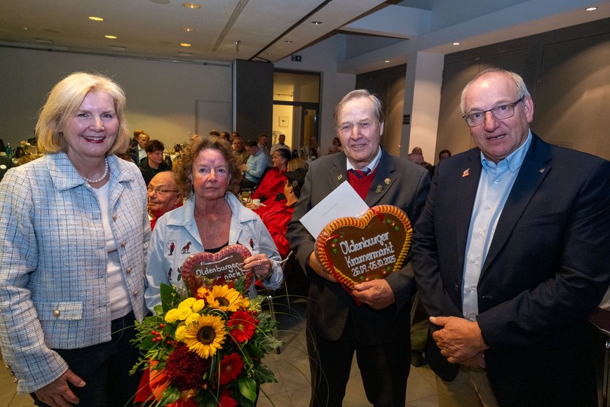 Bürgermeisterin Petra Averbeck, Eva und Gerold Claußen und Michael Lorenz (Leiter des Bürger- und Ordnungsamtes) bei der Ehrung am 1. Oktober 2025. Foto: Sascha Stüber