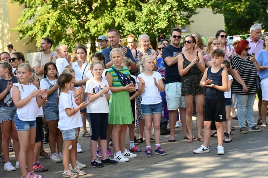 Junge Besucher und Besucherinnen. Foto: Jörg Hemmen