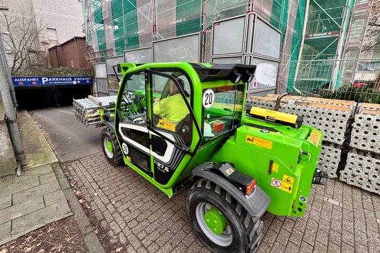 Stabilität für die Tiefgarage „Am Stadtmuseum“: Die ersten 2.066 Stützen wurden Mitte Dezember über die Einfahrt an der Raiffeisenstraße angeliefert und aufgestellt. Foto: Sascha Stüber Foto: Sascha Stüber
