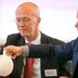 Vorschau: Wirtschaftsförderer Ralph Wilken schenkt dem Unternehmer Klaas Brümann eine Tasse Tee ein. Foto: LUKAS LEHMANN PHOTOGRAPHY