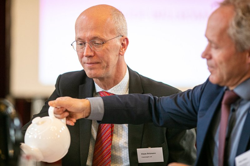 Wirtschaftsförderer Ralph Wilken schenkt dem Unternehmer Klaas Brümann eine Tasse Tee ein. Foto: LUKAS LEHMANN PHOTOGRAPHY