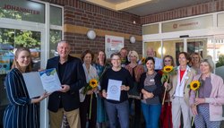 Große Freude herrschte bei allen Beteiligten, als die offizielle Urkunde zum Qualitätssiegel „Wohnen mit Service“ vor dem Eingang des Gebäudes überreicht wurde. Foto: Sascha Stüber